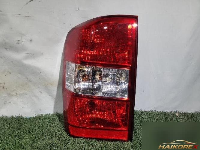 Kia Carnival 2007 — фонарь задний левый наружный 92401 4D100 1
