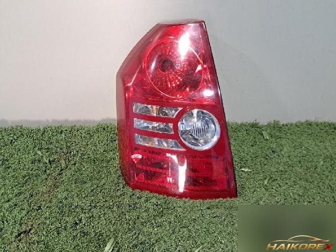 Chrysler 300 2009 — задний фонарь левый внешний