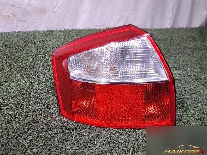 Audi A4 2002 — задний фонарь левый (наружный)