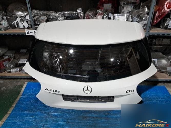 Mercedes-Benz A-класс 2014 — крышка багажника