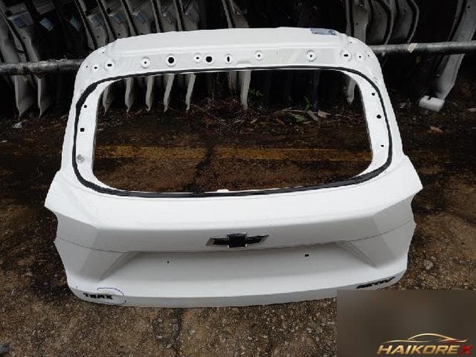 Chevrolet Trax 2023 — крышка багажника