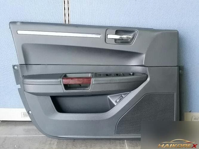 Chrysler 300 2010 — передняя дверь левая