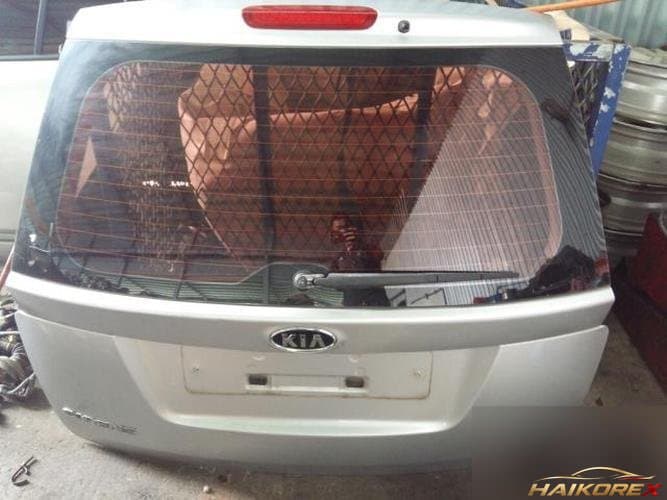 Kia Carens 2010 — крышка багажника