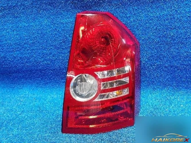 Chrysler 300 2008 — задний фонарь правый (наружный)