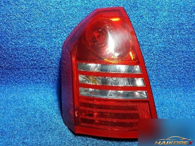 Chrysler 300 2006 — задний фонарь левый наружный