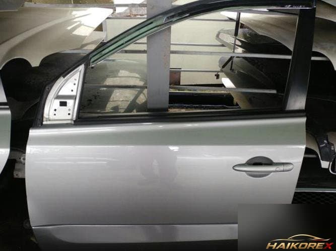 Renault QM5 2009 — передняя дверь левая