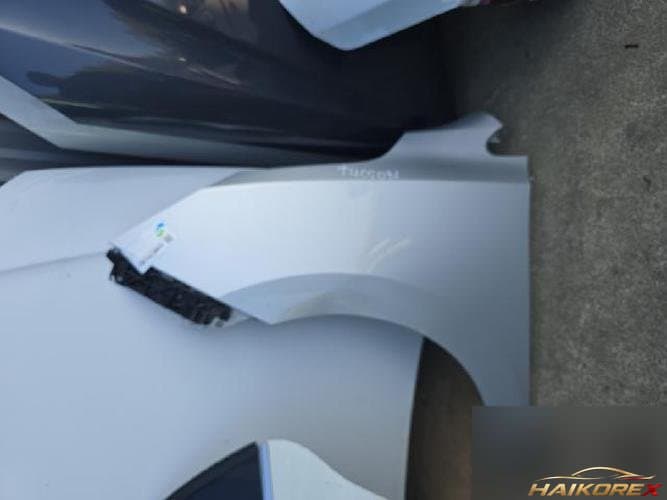 Hyundai Tucson 2011 — крыло левое
