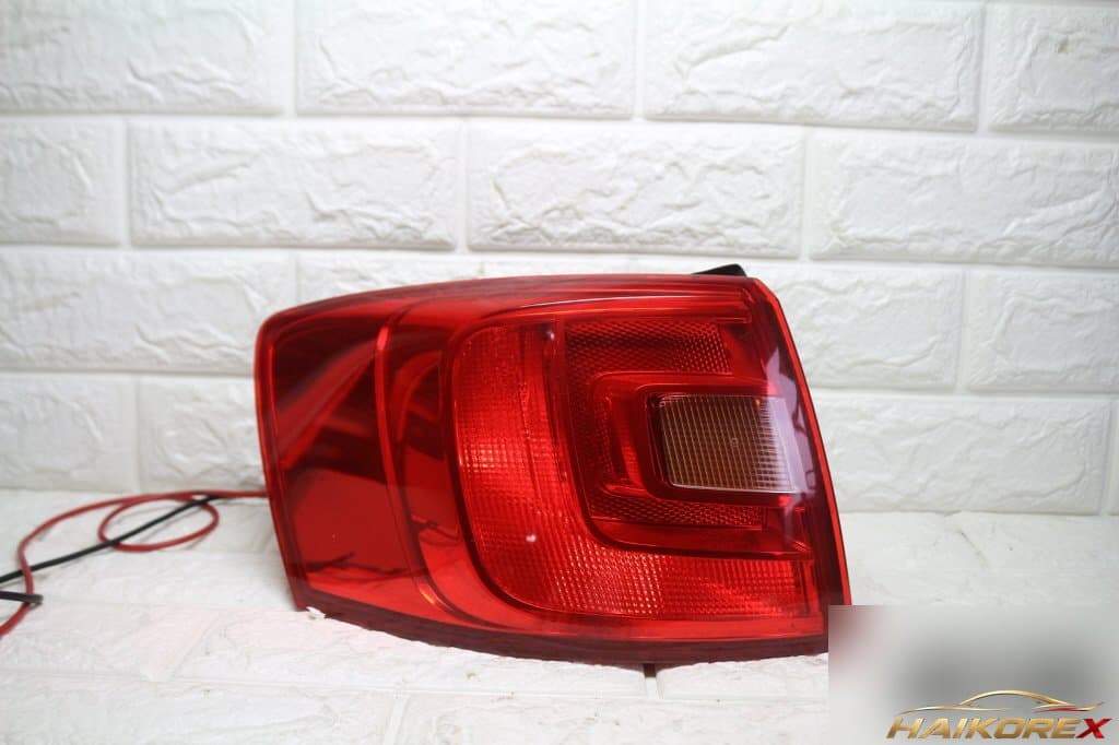 Задний фонарь левый Volkswagen Jetta A6 электрический 5C6945095E