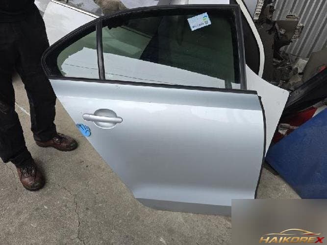 Volkswagen Jetta 2011 — дверь задняя правая