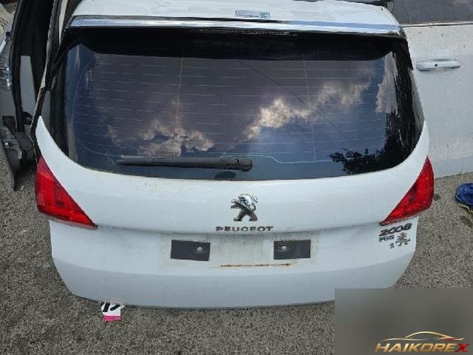 Peugeot 2008 2015 — крышка багажника