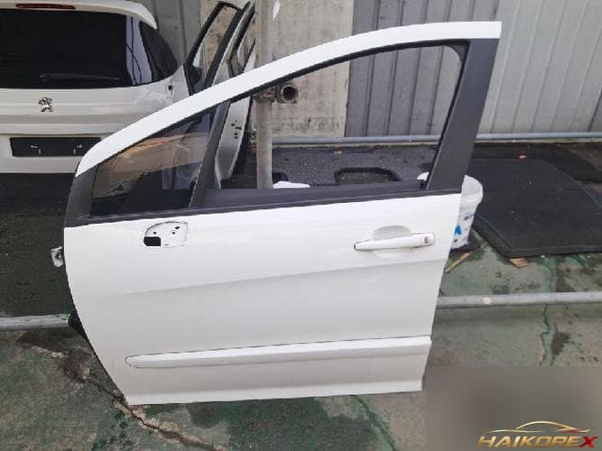Peugeot 308 2013 — передняя дверь левая (водительская)