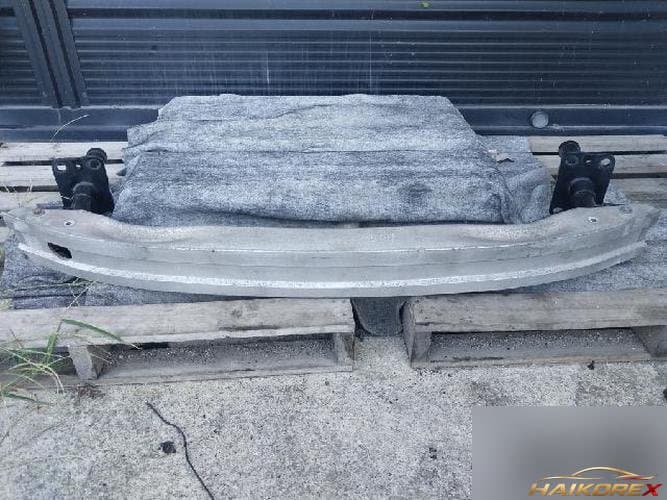 Audi A6 2009 — направляющая переднего бампера