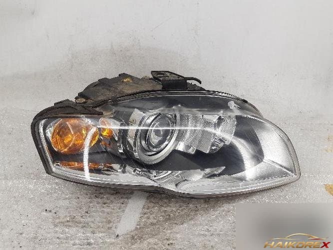 Audi A4 2006 — фара правая