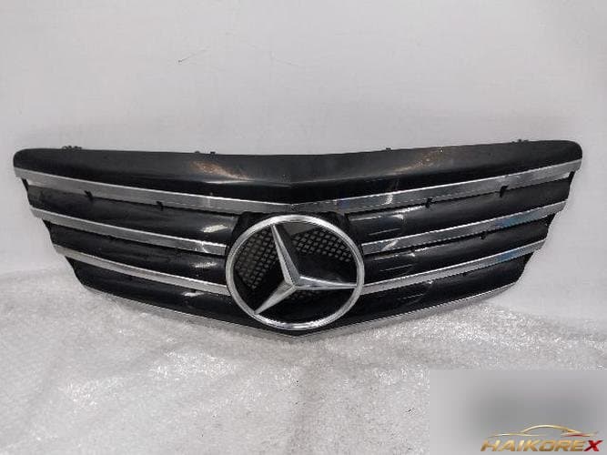 Mercedes-Benz C-класс 2008 — решётка радиатора