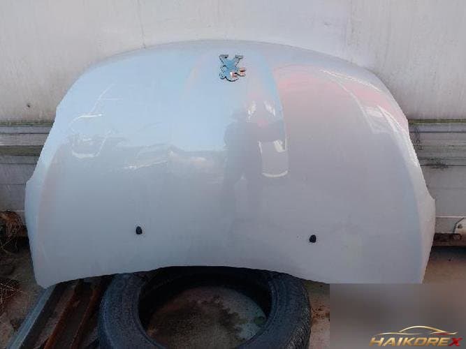 Peugeot 208 2015 — капот