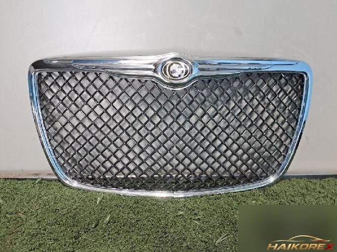 Chrysler 300 2010 — решетка радиатора