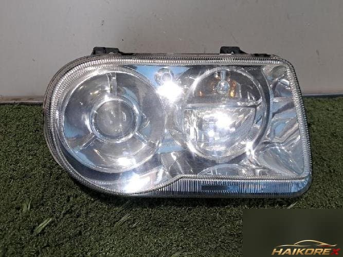 Chrysler 300 2010 — фара правая HID
