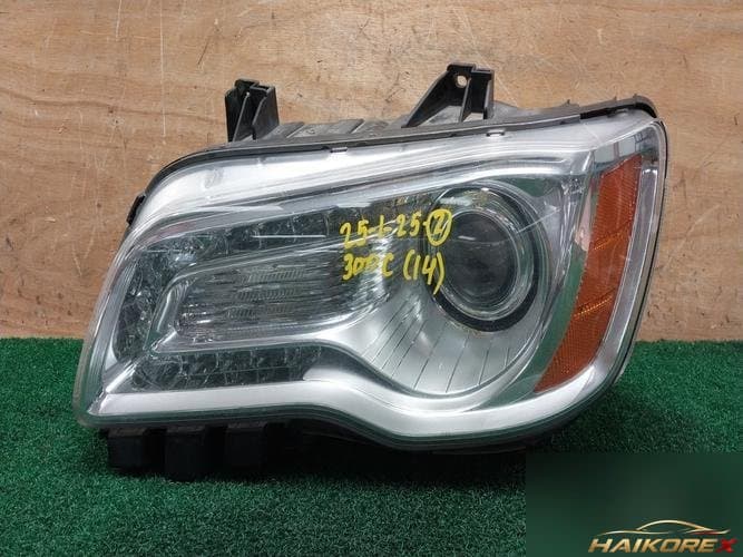 Chrysler 300 2014 — фара левая HID 68042155AF