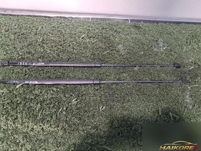 Mercedes-Benz CLS-Class 2005 — газовый упор капота