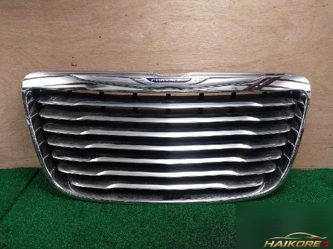 Chrysler 300 2013 — решетка радиатора 68146909AA