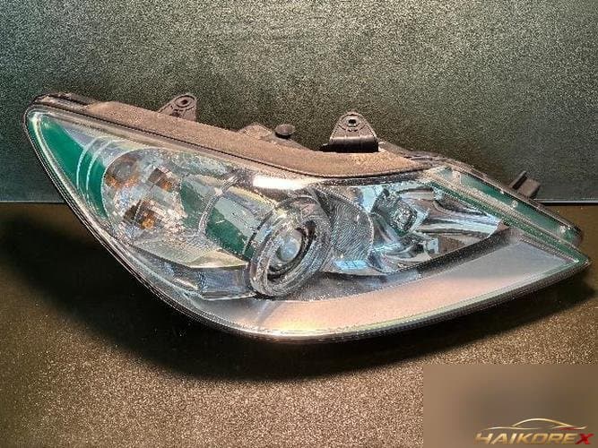 Hyundai Genesis 2008 — фара головного света правая (HID)