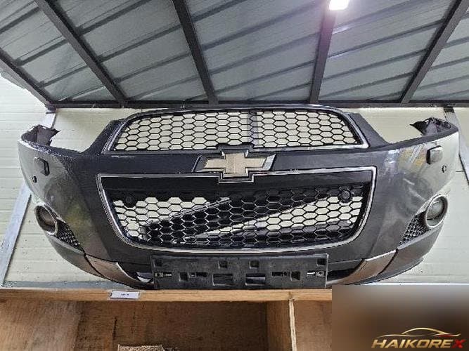 Chevrolet Captiva 2011 — передний бампер с туманками и решеткой