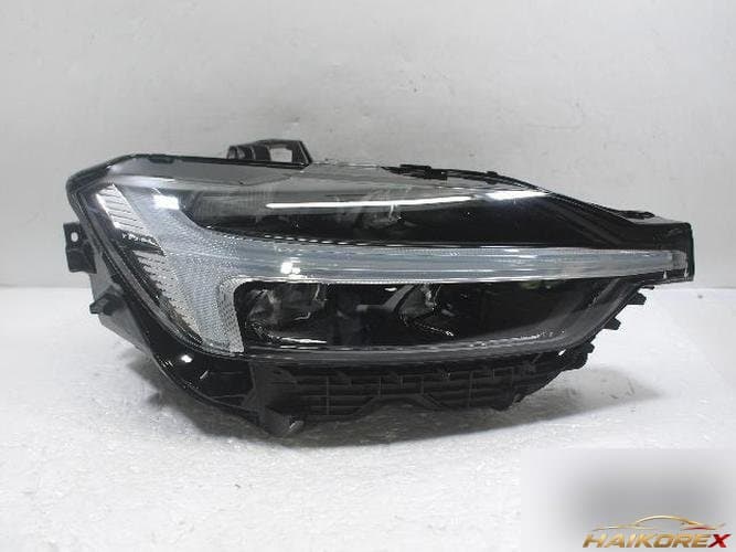 Volvo XC60 2023 — фара правая