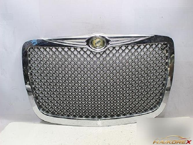 Chrysler 300 2010 — решётка радиатора передняя