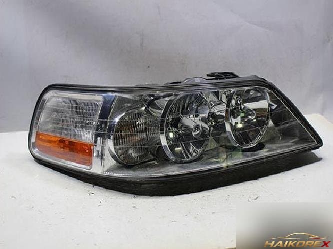 Ford Towncar 2005 — фара правая