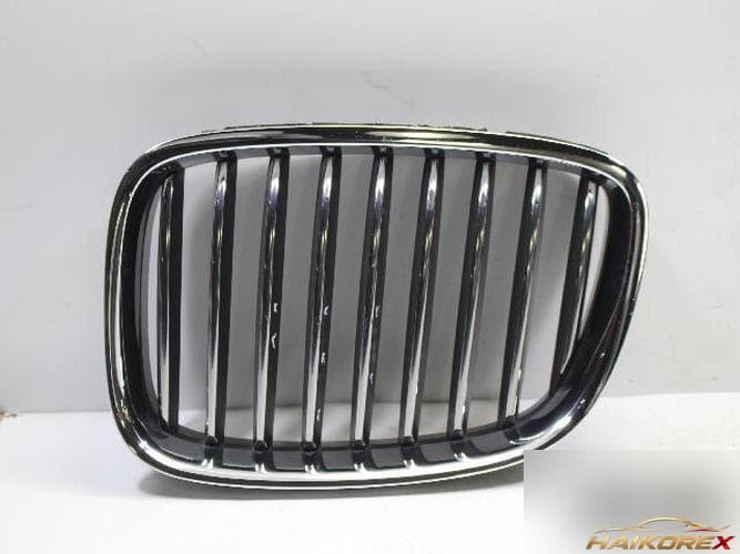 BMW 5 Series 2012 — решетка радиатора 51137336485