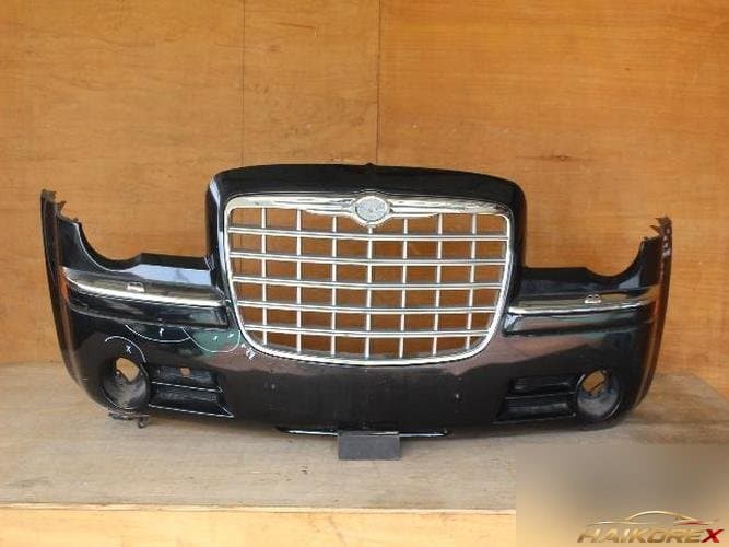 Chrysler 300 2006 — передний бампер 04895774ABA