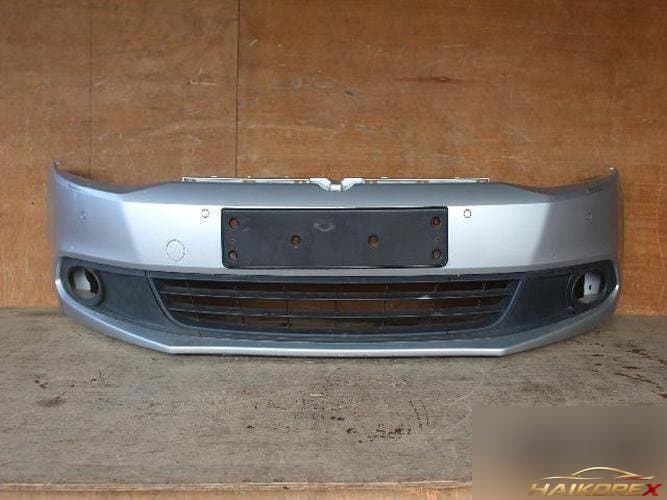 Volkswagen Jetta 2011 — передний бампер