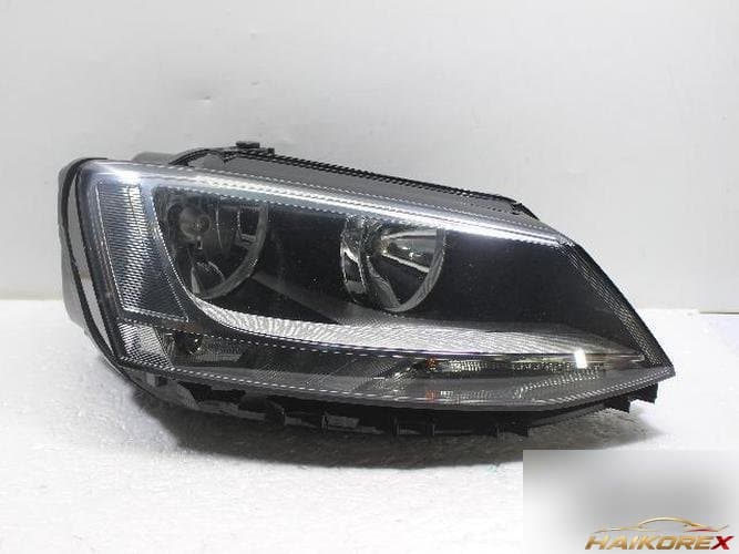 Volkswagen Jetta 2011 — фара правая