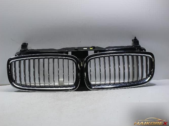 BMW 7 Series 2002 — радиаторная решетка 51137037727