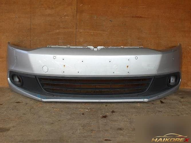 Volkswagen Jetta 2011 — передний бампер 5C6807221B