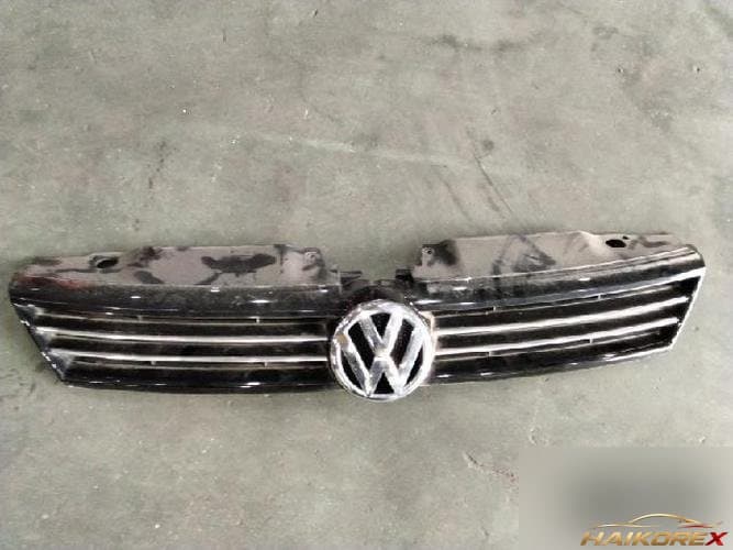 Volkswagen Jetta 2014 — решётка радиатора правая 5C6853651A