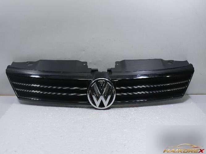 Volkswagen Jetta 2011 — решетка радиатора правая 5C6853653
