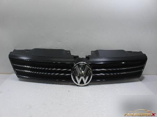 Volkswagen Jetta 2011 — решётка радиатора 5C6853653