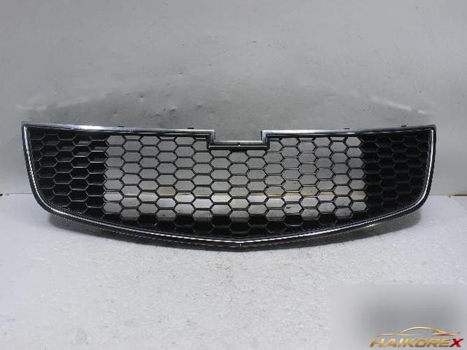 Chevrolet Cruze 2010 — решетка радиатора