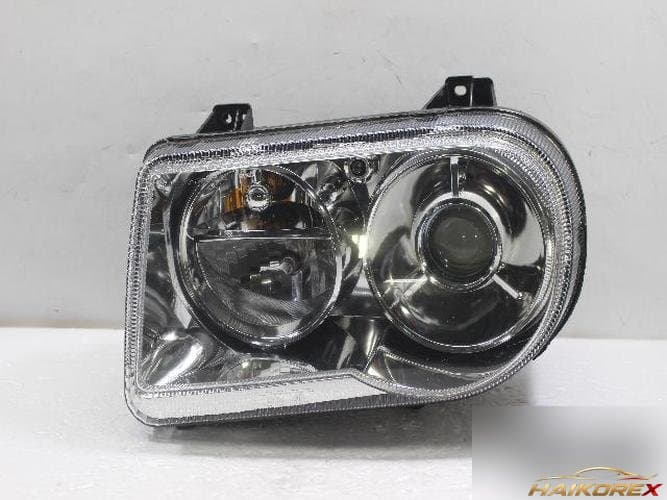 Chrysler 300 2008 — фара левая HID 57010761AA
