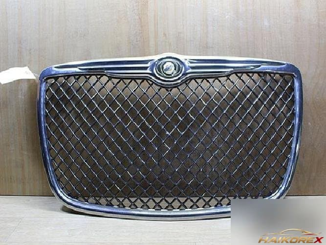 Chrysler 300 2010 — решётка радиатора (2)