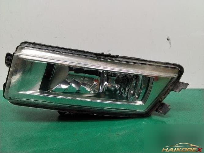 Volkswagen Passat 2015 — противотуманная фара левая (водительская) 561941699B
