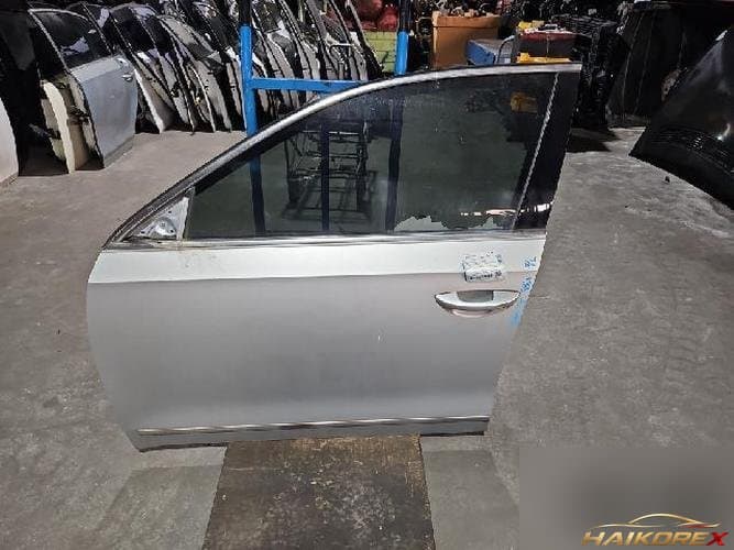 Volkswagen Passat 2015 — передняя левая дверь 561831055B
