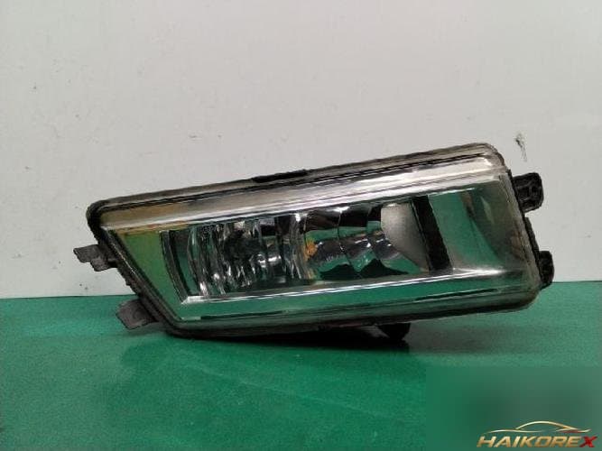 Volkswagen Passat 2015 — противотуманная фара правая (OEM 561941700B)