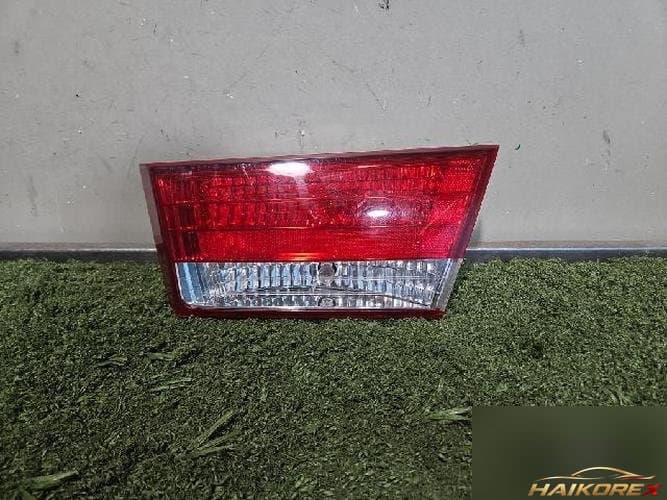 Hyundai Sonata 2005 — накладка крышки багажника с фонарём (пассажирская сторона)