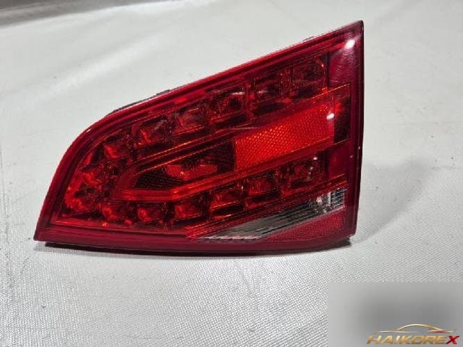 Audi A4 2011 — накладка крышки багажника с фонарём 3