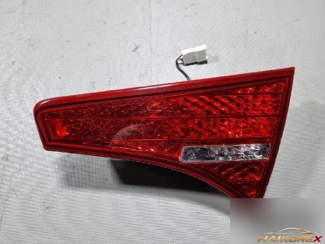 Kia K5 2012 — накладка крышки багажника с фонарём (правая)