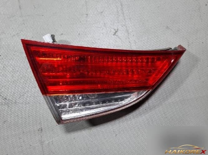 Hyundai Avante 2011 — накладка крышки багажника (с фонарём) правая