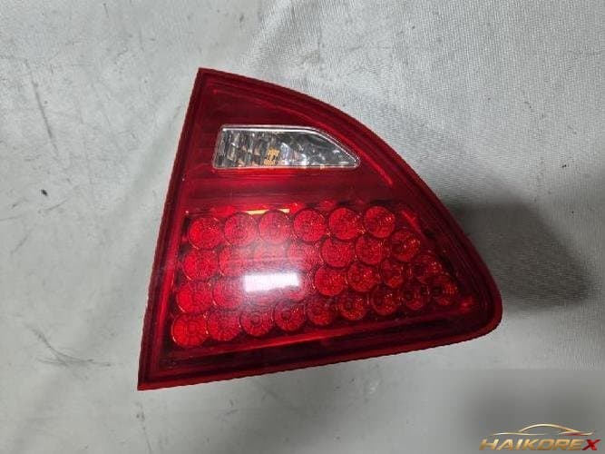 Hyundai Veracruz 2007 — накладка крышки багажника с фонарём (правая)