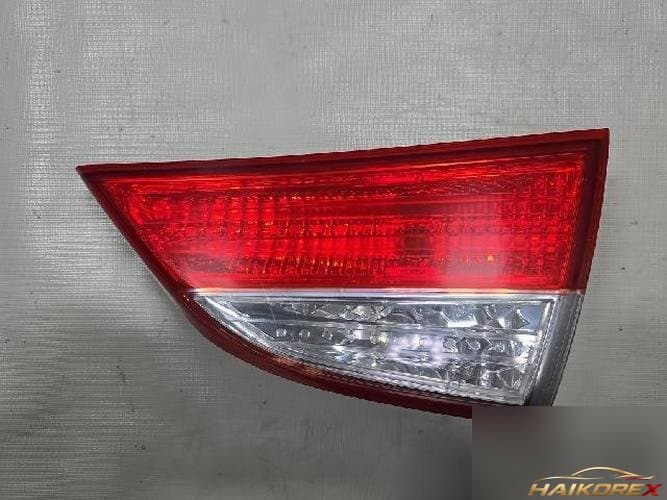 Hyundai Avante 2012 — накладка крышки багажника с фонарём подсветки номера правая